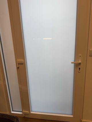 Puerta con fijo de aluminio.