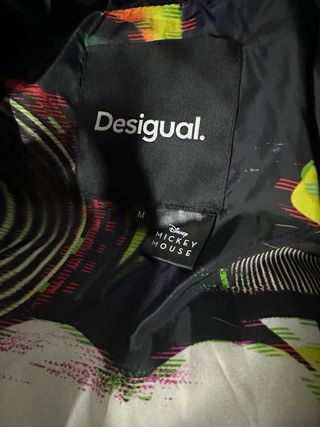 Chaquetón impermeable negro estampado disney