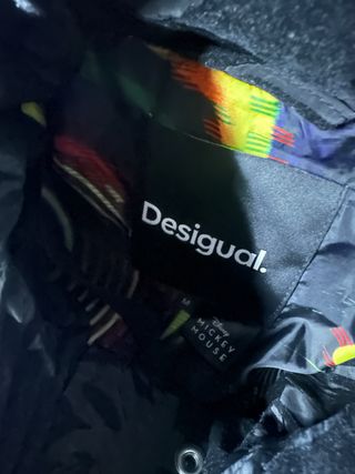 Chaquetón impermeable negro estampado disney