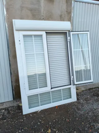 Ventana aluminio abatible con persiana