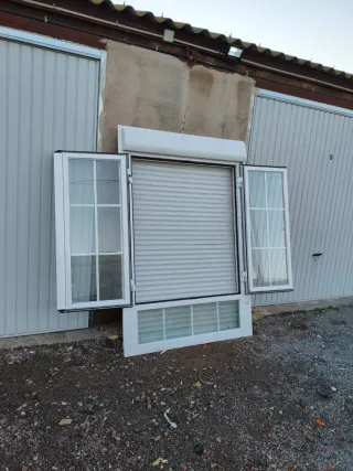 Ventana aluminio abatible con persiana