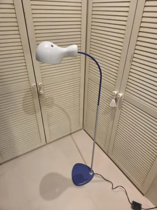 Lámpara de pie moderna azul y blanca