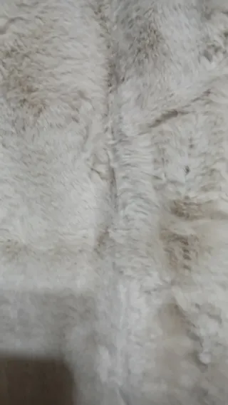 Chaquetón pelo beige talla única.