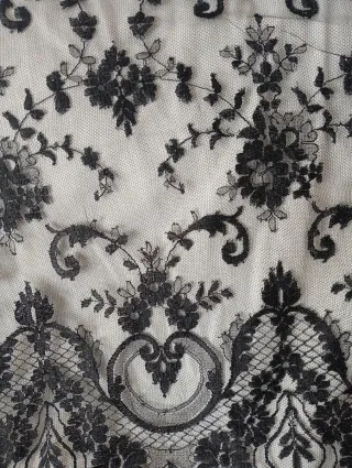 Mantilla Negra Chantilly Encaje