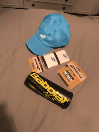 Lote Babolat: Gorra, Muñequeras grips y bolas ace