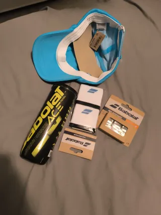 Lote Babolat: Gorra, Muñequeras grips y bolas ace