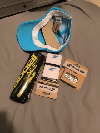 Lote Babolat: Gorra, Muñequeras grips y bolas ace