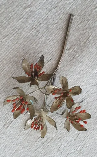 Fiore in argento placcato e smalti corallo