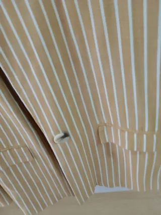 Americana de rayas beige y blanca