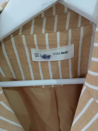 Americana de rayas beige y blanca