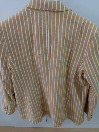 Americana de rayas beige y blanca