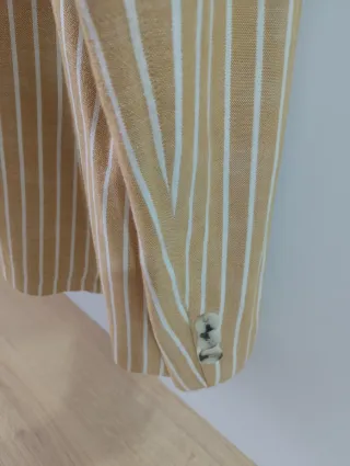 Americana de rayas beige y blanca