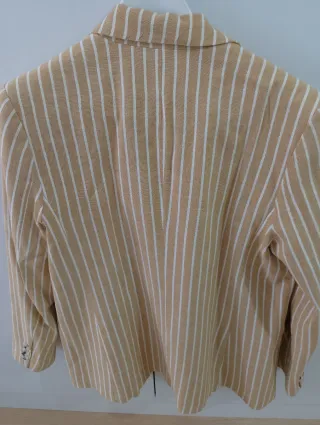 Americana de rayas beige y blanca