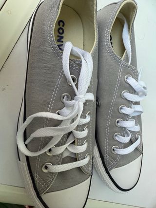 Converse grises y blancas