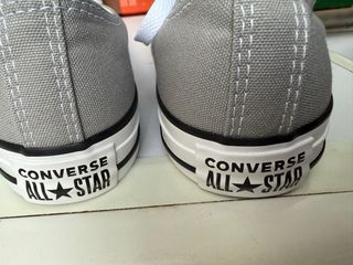 Converse grises y blancas