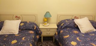 Dormitorio juvenil con estampado espacial