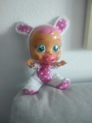 Muñeca Bebé Llorón con traje de conejo