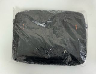 Funda portátil Amazon Basics negra.