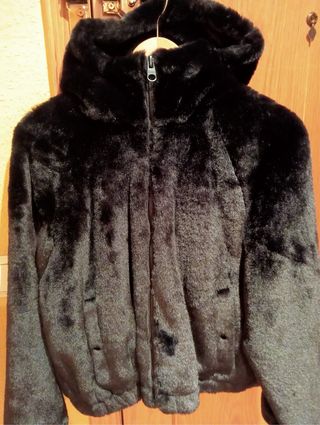 Cazadora pelo PULL&BEAR negra Talla M