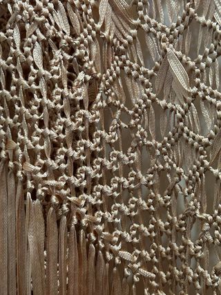 Chal macramé dorado rosa boda