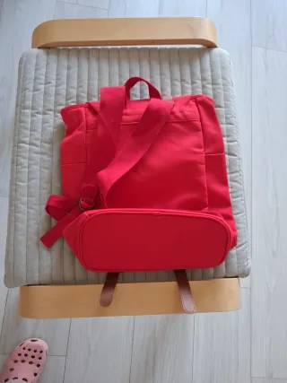 Mochila roja con detalles marrones