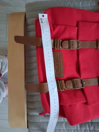 Mochila roja con detalles marrones