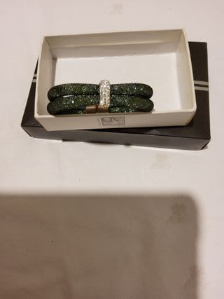 Bracciale maglia verde con strass