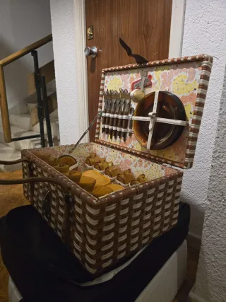 Cesta de picnic vintage con vajilla