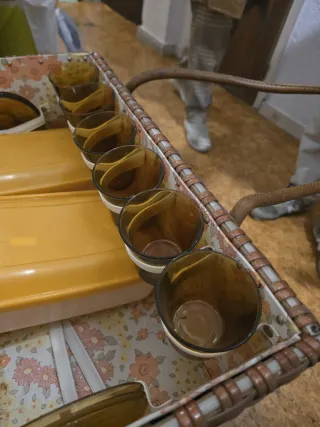 Cesta de picnic vintage con vajilla