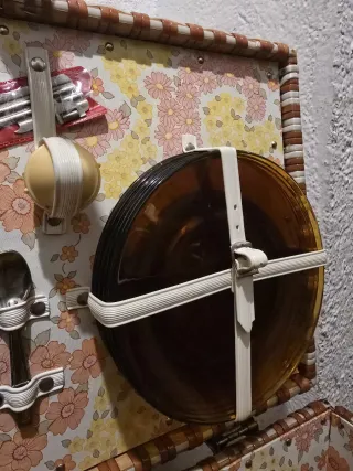 Cesta de picnic vintage con vajilla