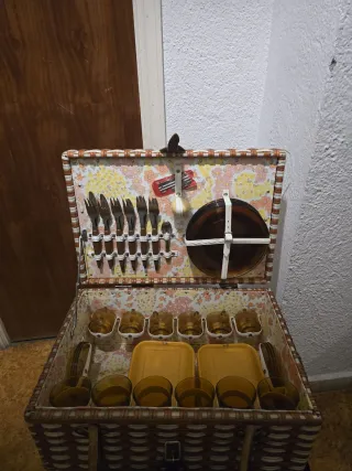 Cesta de picnic vintage con vajilla