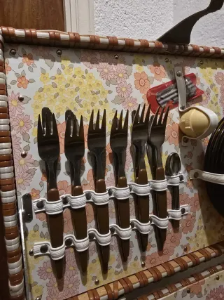 Cesta de picnic vintage con vajilla