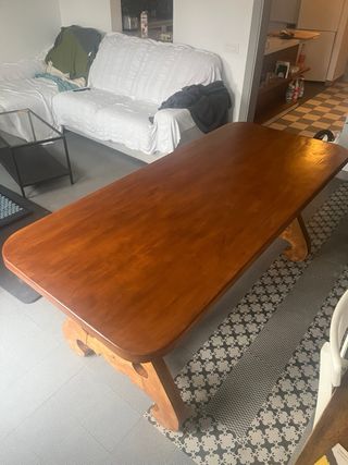 Mesa de comedor de madera rústica