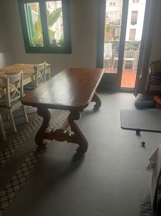 Mesa de comedor de madera rústica