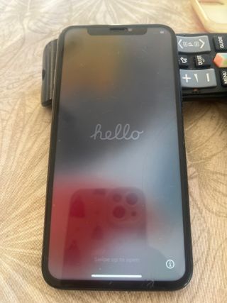 iPhone X con schermo frontale nuovo e batteria all'80%