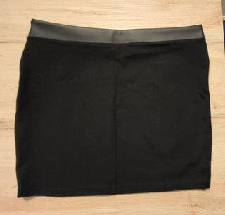 Falda negra Stradivarius