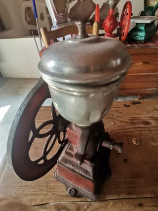 Molinillo de café antiguo de rueda
