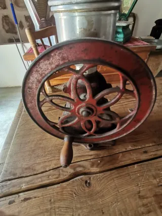 Molinillo de café antiguo de rueda