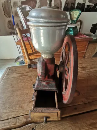 Molinillo de café antiguo de rueda