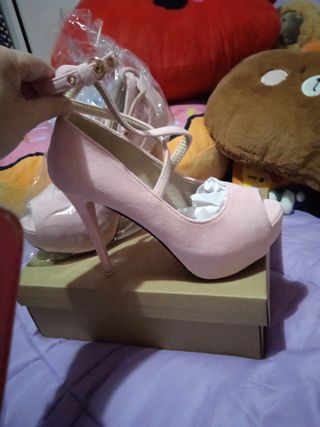 Zapatos de tacón rosa sin estrenar