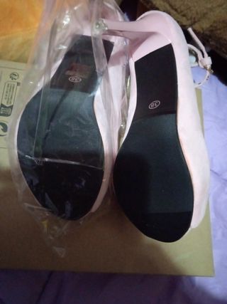 Zapatos de tacón rosa sin estrenar