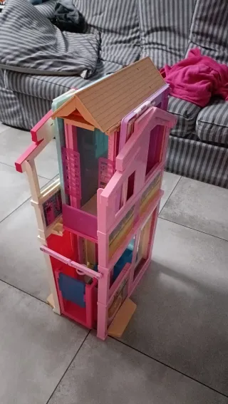 Casa di Barbie rosa e bianca