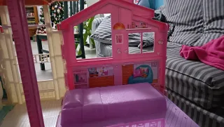Casa di Barbie rosa e bianca
