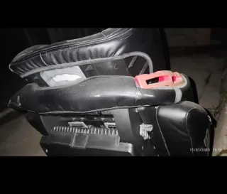 Silla de coche negra y roja