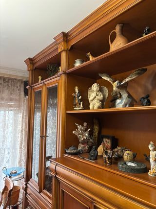 Mueble de madera maciza con vitrina