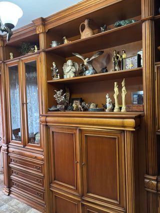Mueble de madera maciza con vitrina