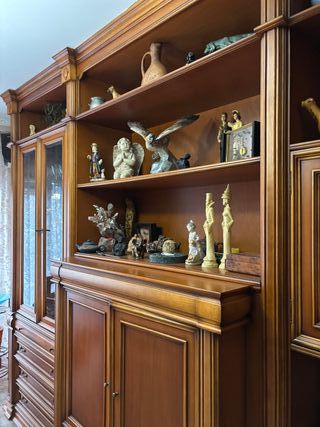 Mueble de madera maciza con vitrina