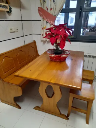 Mesa de madera con banco y 2 taburetes