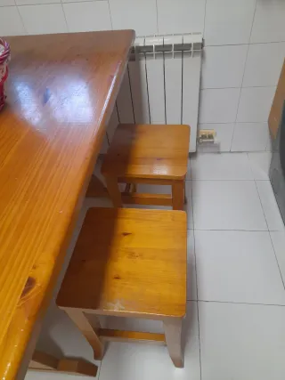 Mesa de madera con banco y 2 taburetes