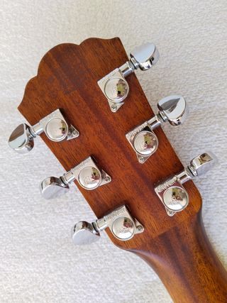 Guitarra Washburn WD32S en madera maciza. 2003